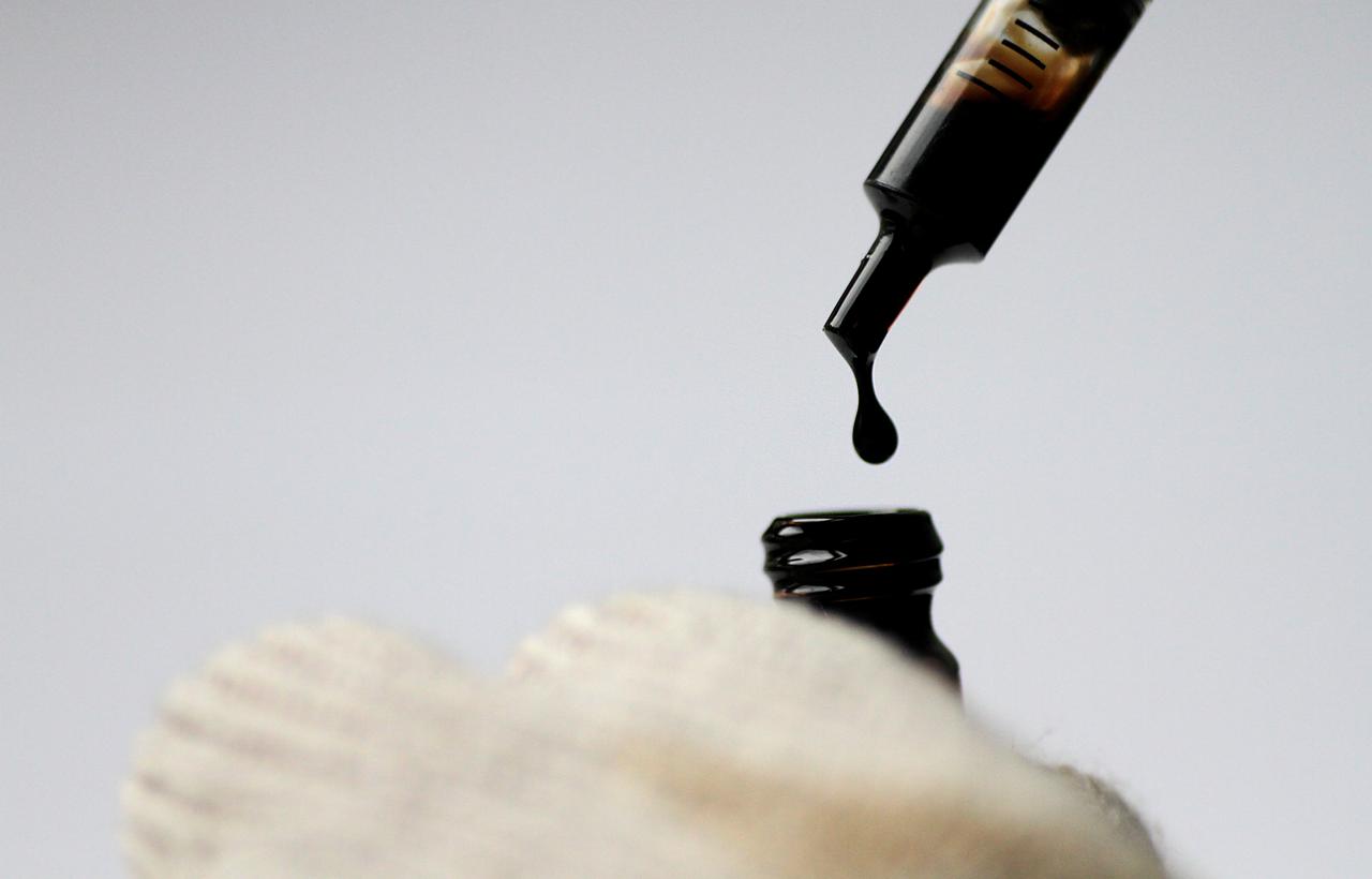 النفط ينخفض ما يقرب من 3 في المئة بسبب المخاوف من زيادة العرض