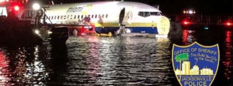 طائرة بوينج 737 تنزلق إلى نهر فلوريدا أثناء الهبوط خلال عاصفة رعدية