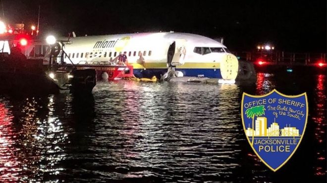 طائرة بوينج 737 تنزلق إلى نهر فلوريدا أثناء الهبوط خلال عاصفة رعدية