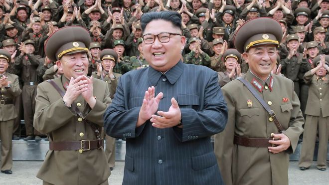 كوريا الشمالية: يشرف كيم جونج أون على اختبار مكون صاروخي