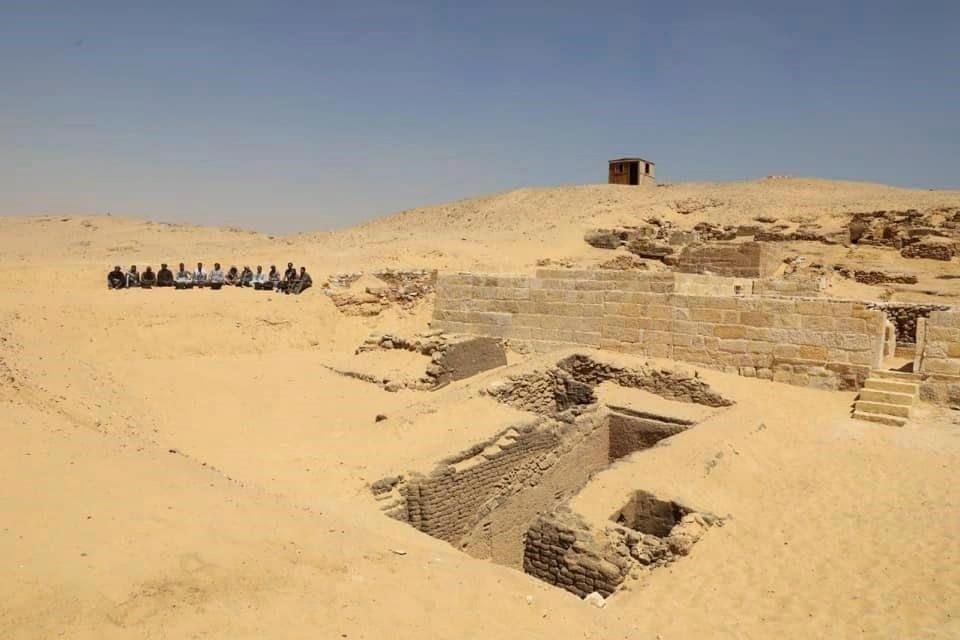 مصر- المقبرة القديمة وجدت في أهرامات الجيزة الشهيرة